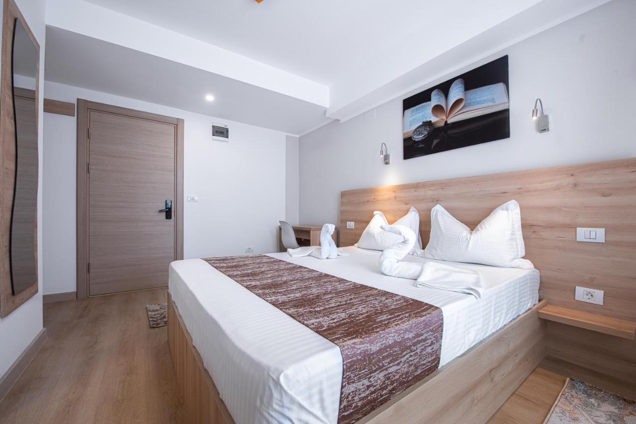 Polu-X Hotel Vama Veche Bagian luar foto