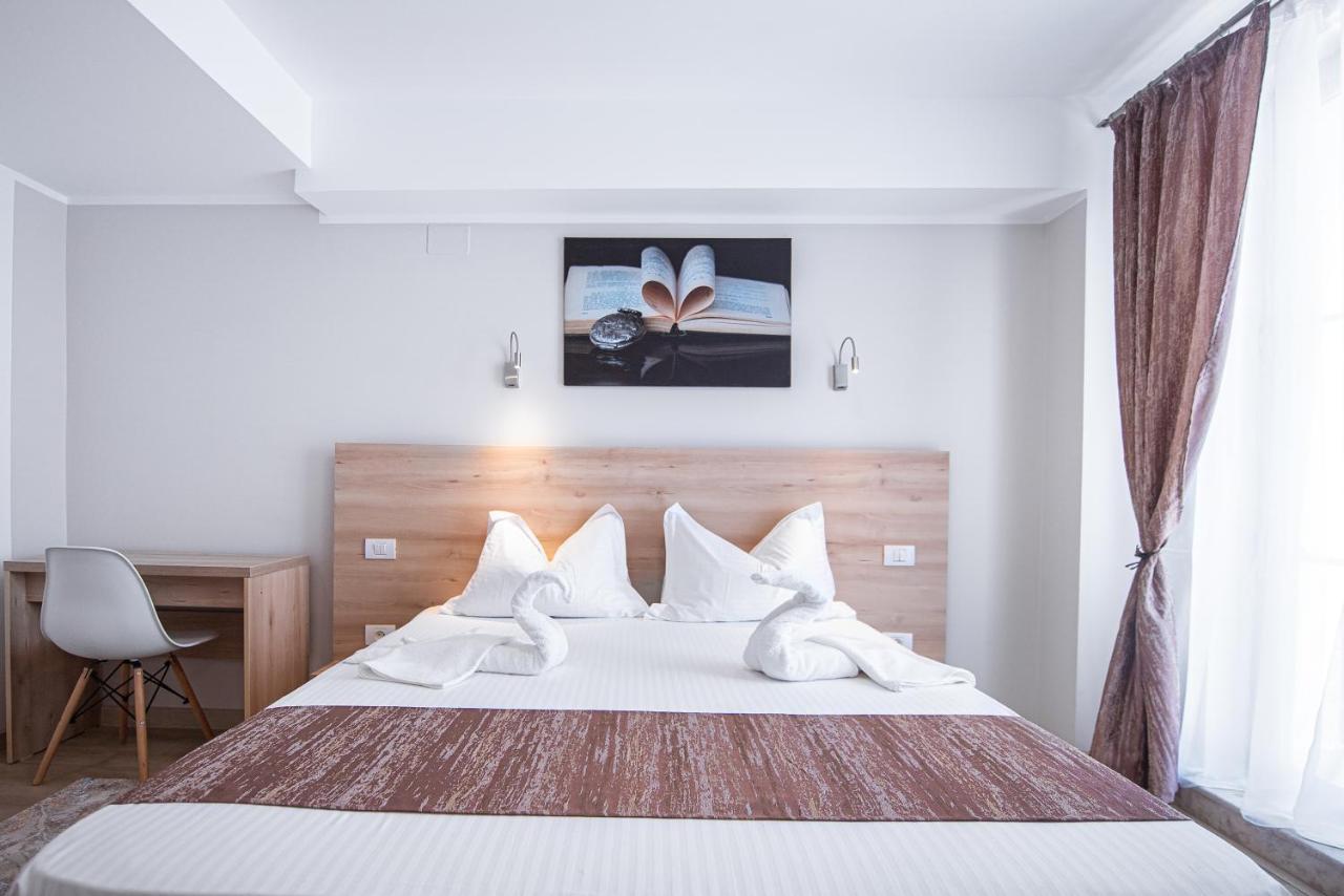 Polu-X Hotel Vama Veche Bagian luar foto