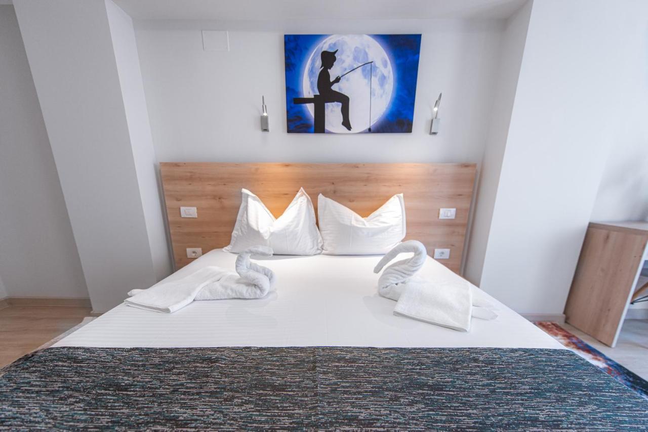 Polu-X Hotel Vama Veche Bagian luar foto